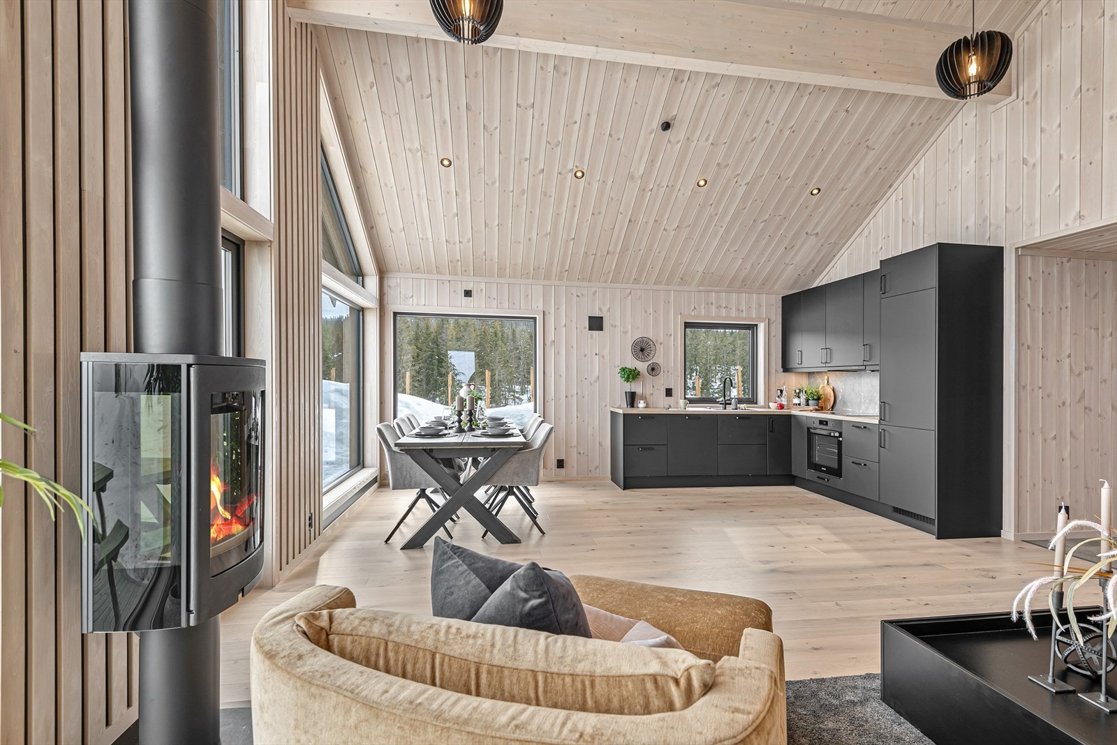 Hytta har en åpen og sosial løsning. Galleribilde