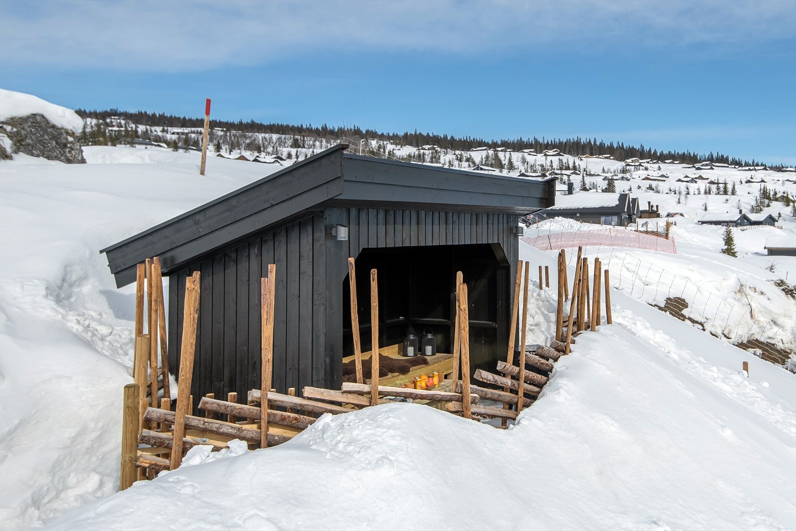 På eiendommen er det oppført en gapahuk/grillhytte. Galleribilde