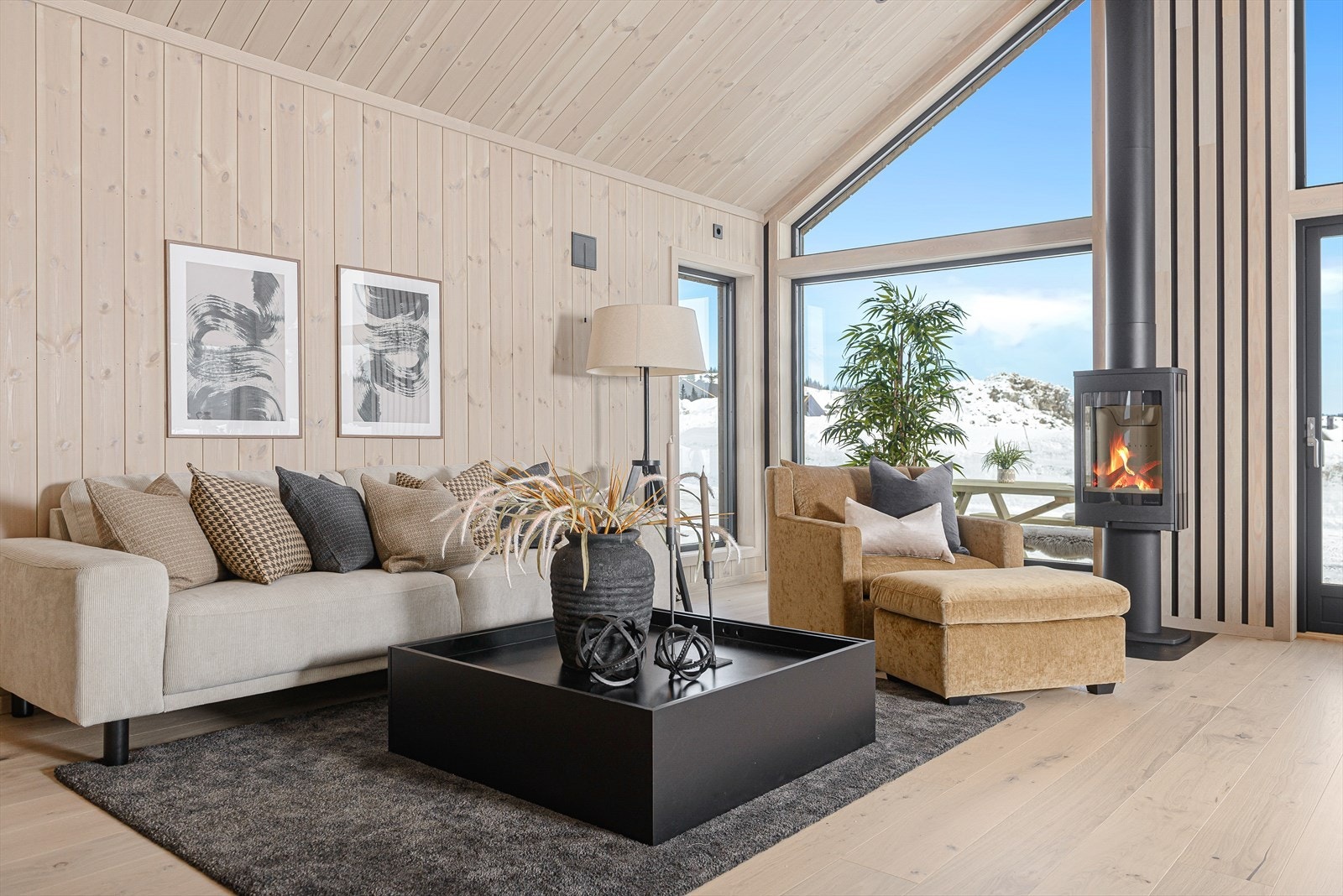 I stuen er det montert en peisovn som varmer godt på kalde høst- og vinterkvelder. Galleribilde