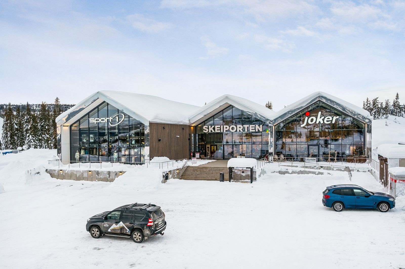 Ikke langt fra eiendommen finner man Skeiporten, som består av matbutikk, en stor Sport 1-butikk, samt interiørbutikken "Fjellglede" som også kan by på kaffe og noe å bite i. Galleribilde
