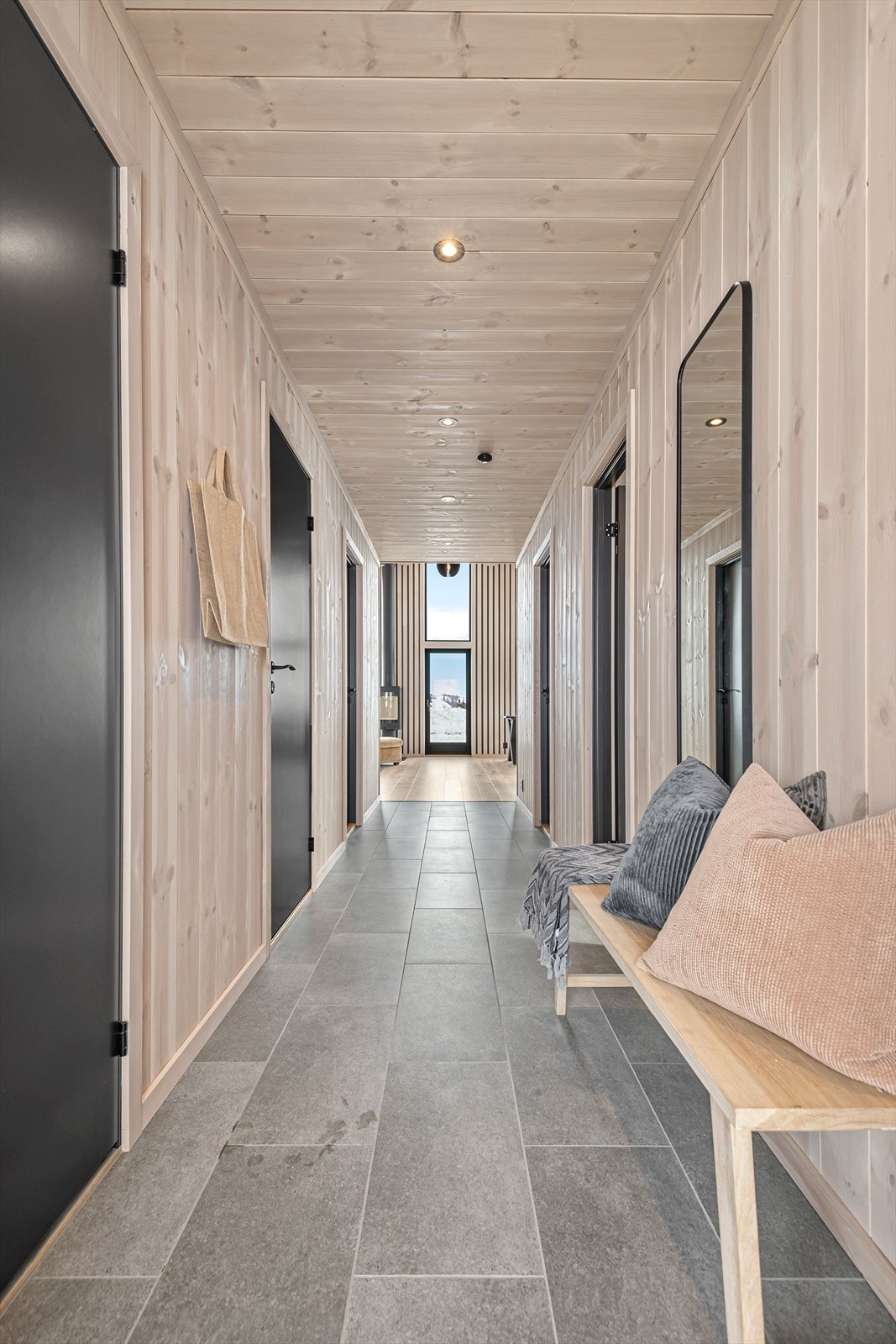 Vi ønsker velkommen inn i entreen hvor du kan henge fra deg klær og sette fra deg sko. Galleribilde
