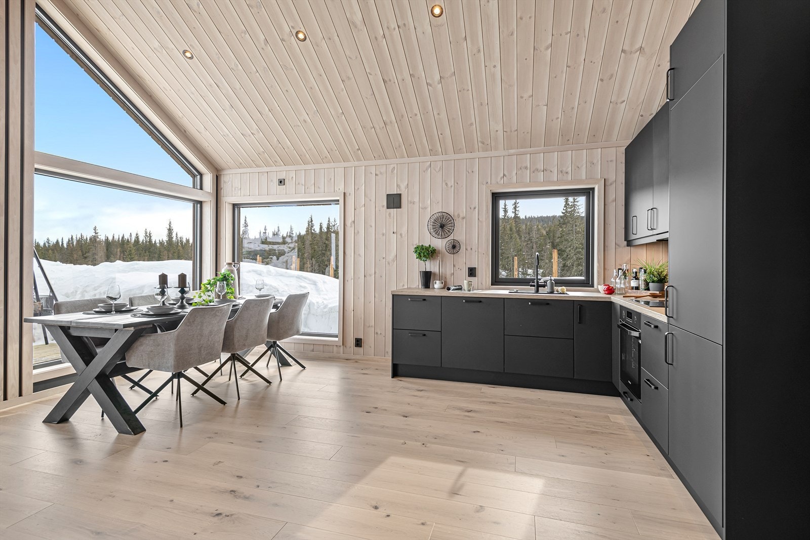 Kjøkkenet ligger i en åpen og sosial løsning mot stuen/spisestuen. Galleribilde