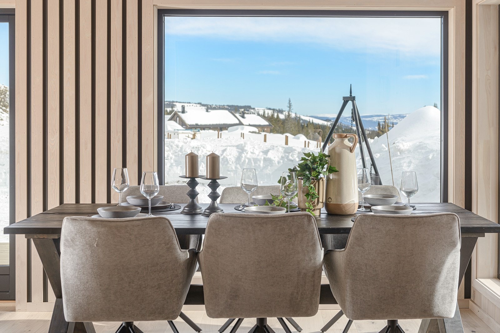 Spisestuen har rom for romslig spisegruppe hvor hele familien kan samles rundt gode måltider. Galleribilde