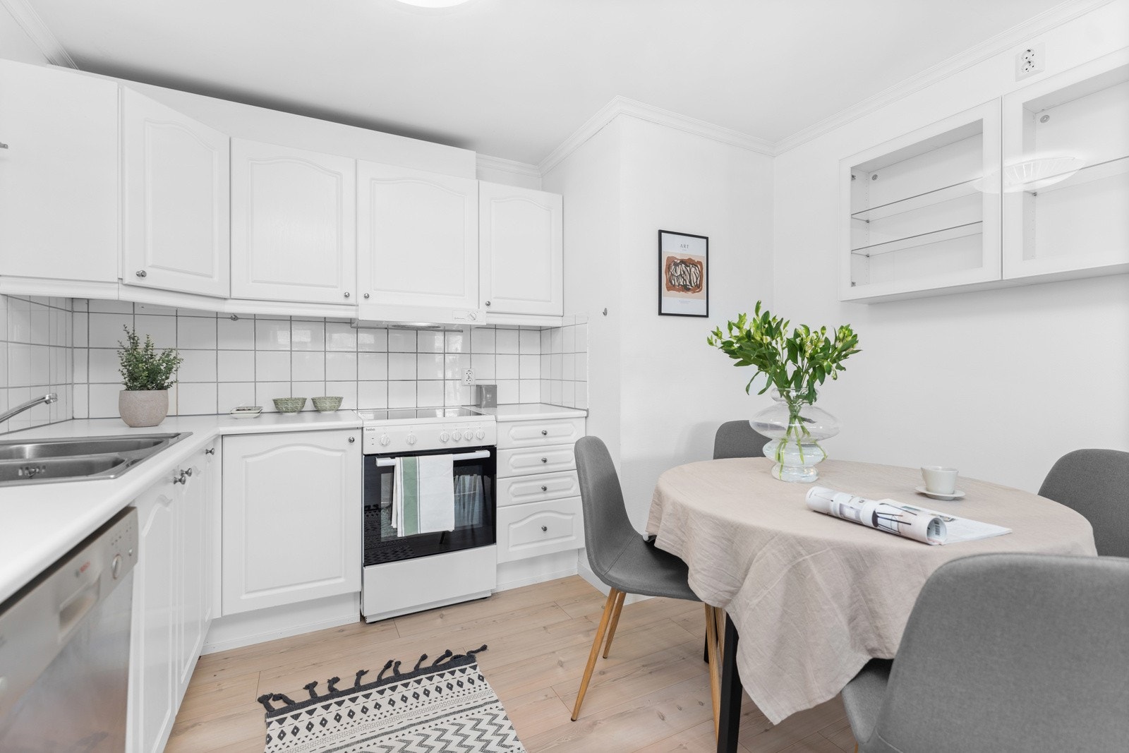 Åpen kjøkkenløsning med plass til kjøkkenbord Galleribilde