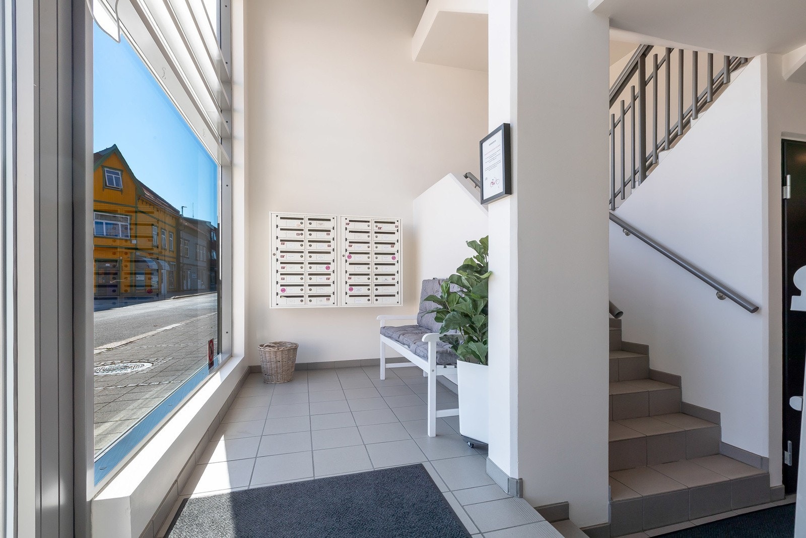 Trivelig trappeoppgang m/ heis Galleribilde