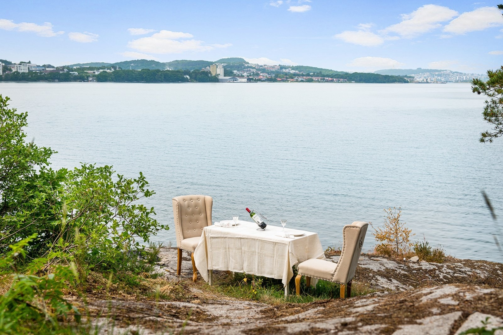 Fin plass å sette seg ned med noe godt i glasset Galleribilde