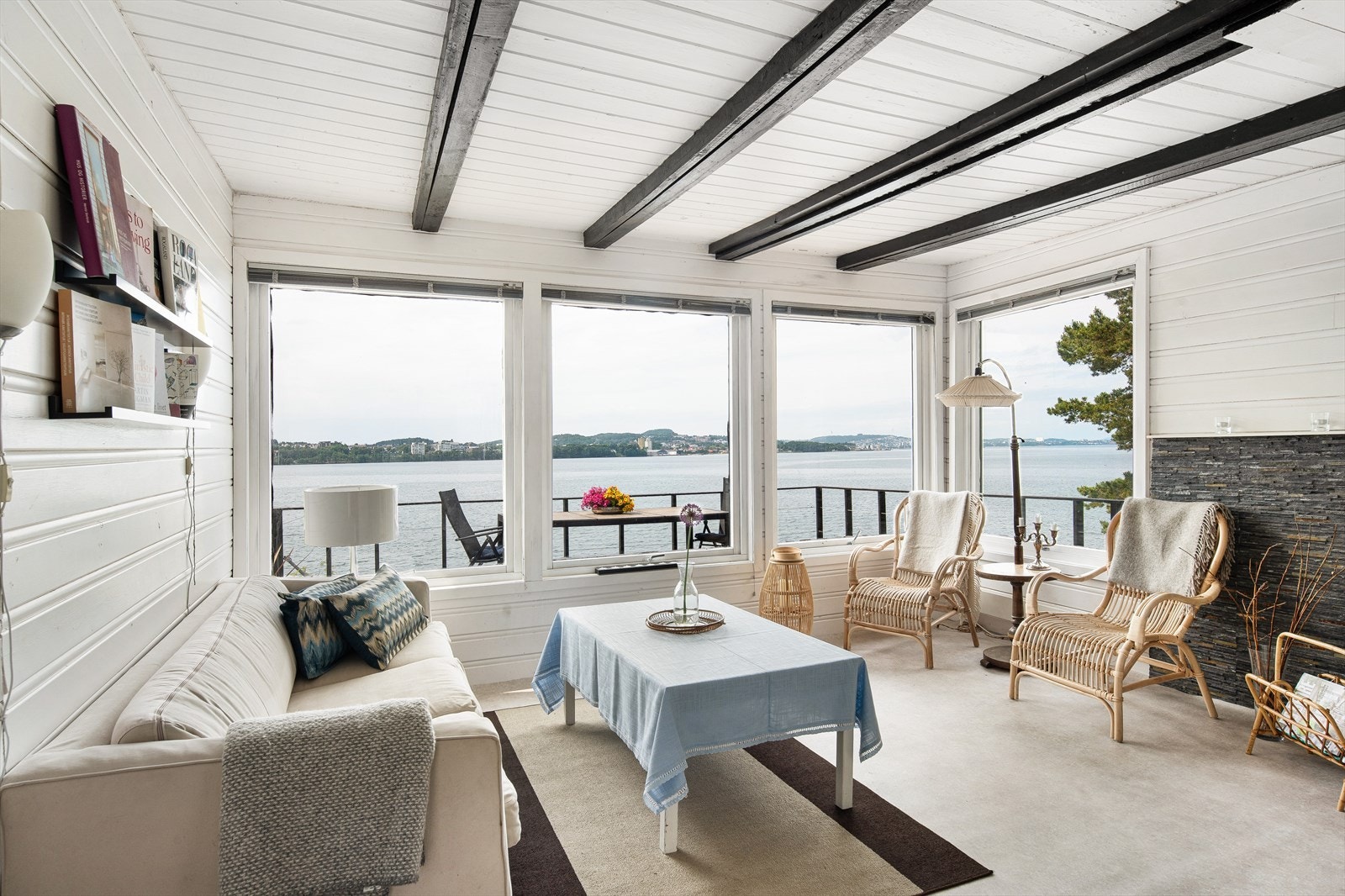 Koselig stue med panoramautsikt Galleribilde