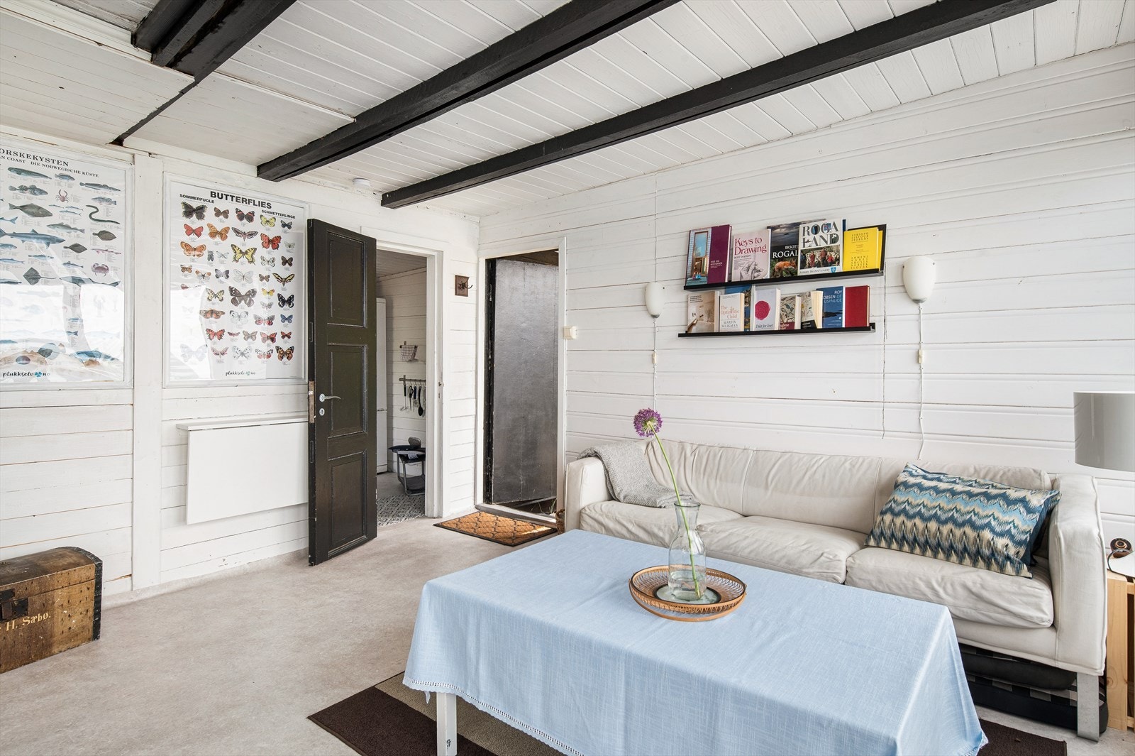 Stue som viser utgangsdør og dør inn til kjøkkenet Galleribilde