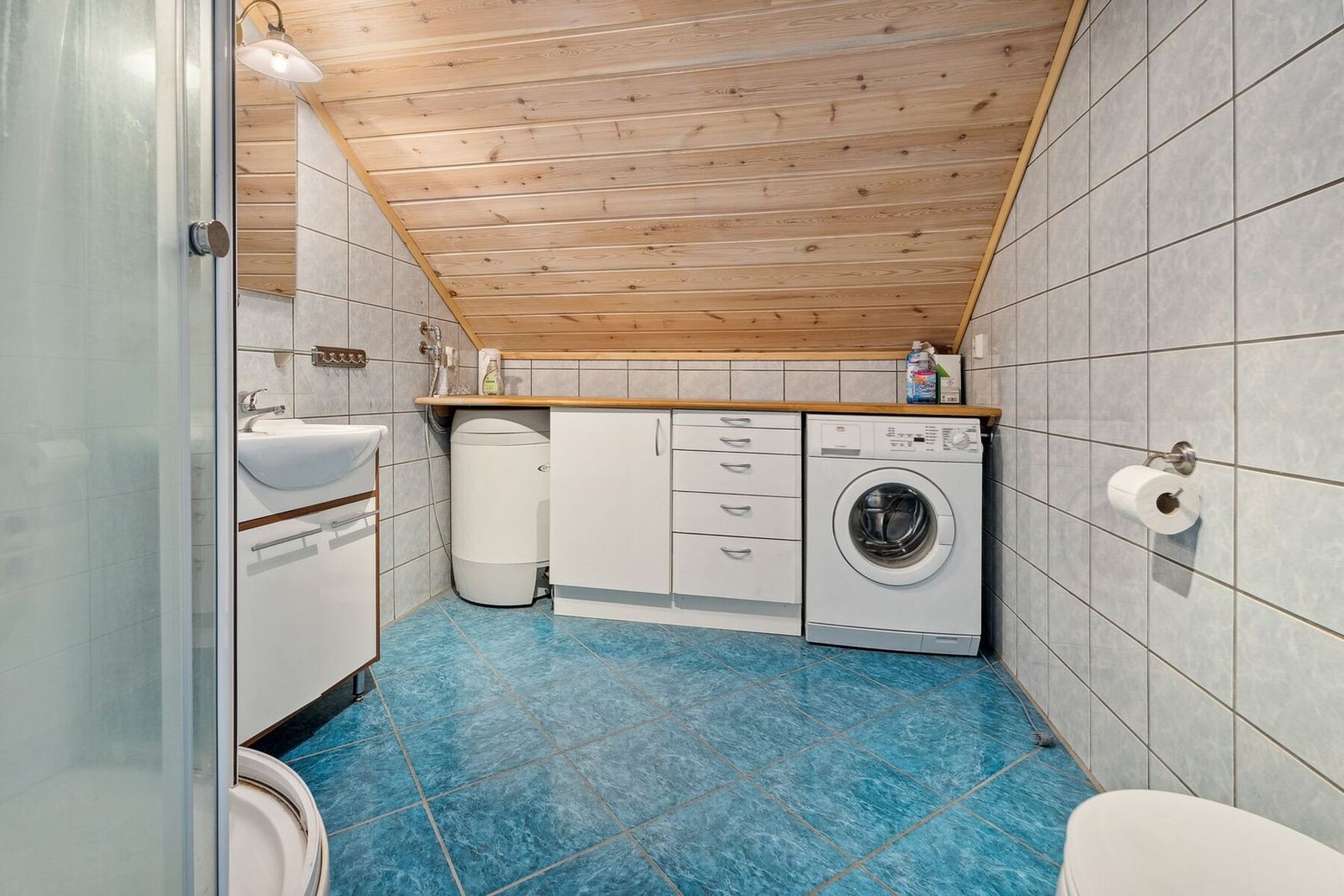 Flislagt bad med elektriske a\varmekabler. Galleribilde