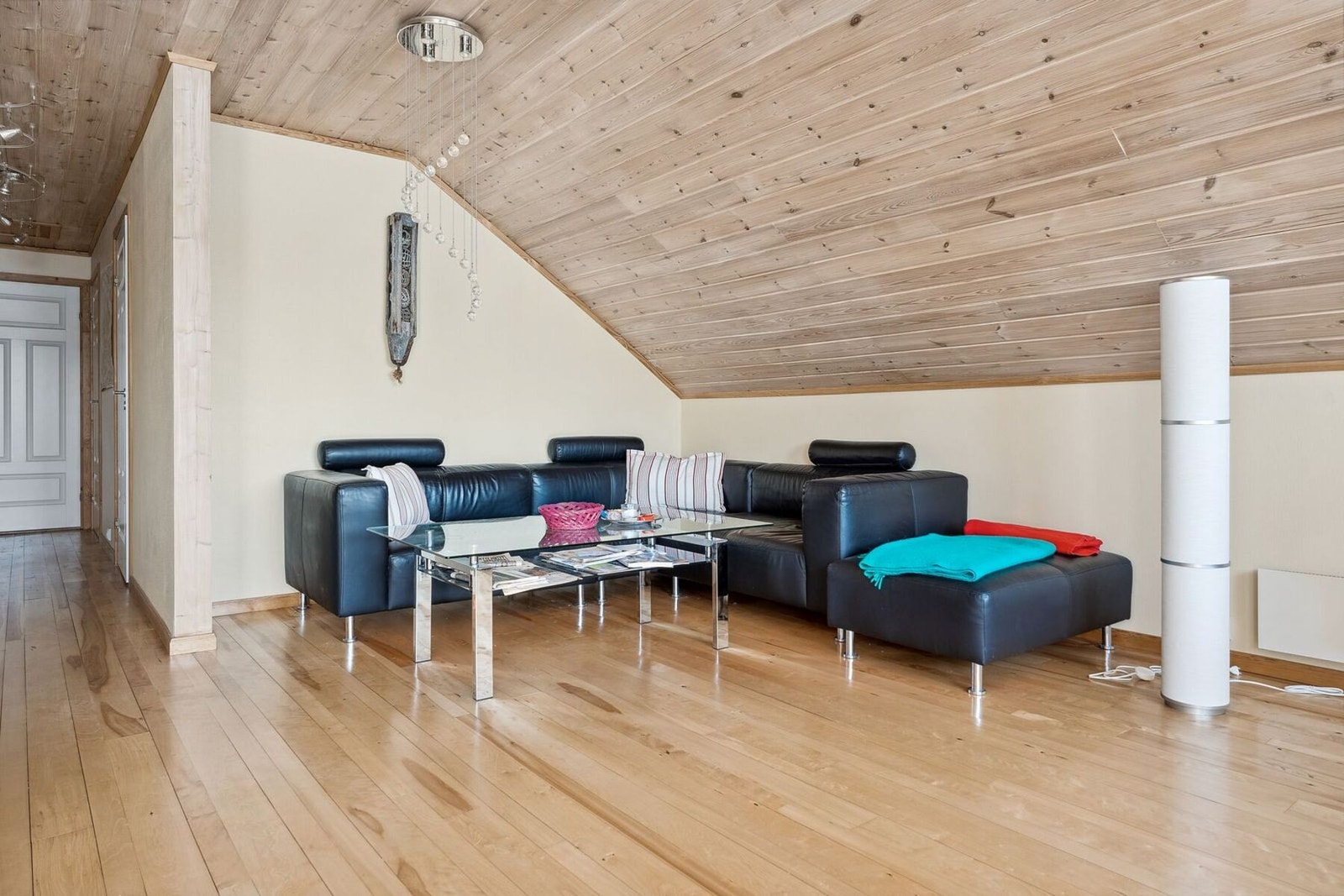 Det er god plass til sofakrok, spiseseksjon og diverse møblement. Galleribilde