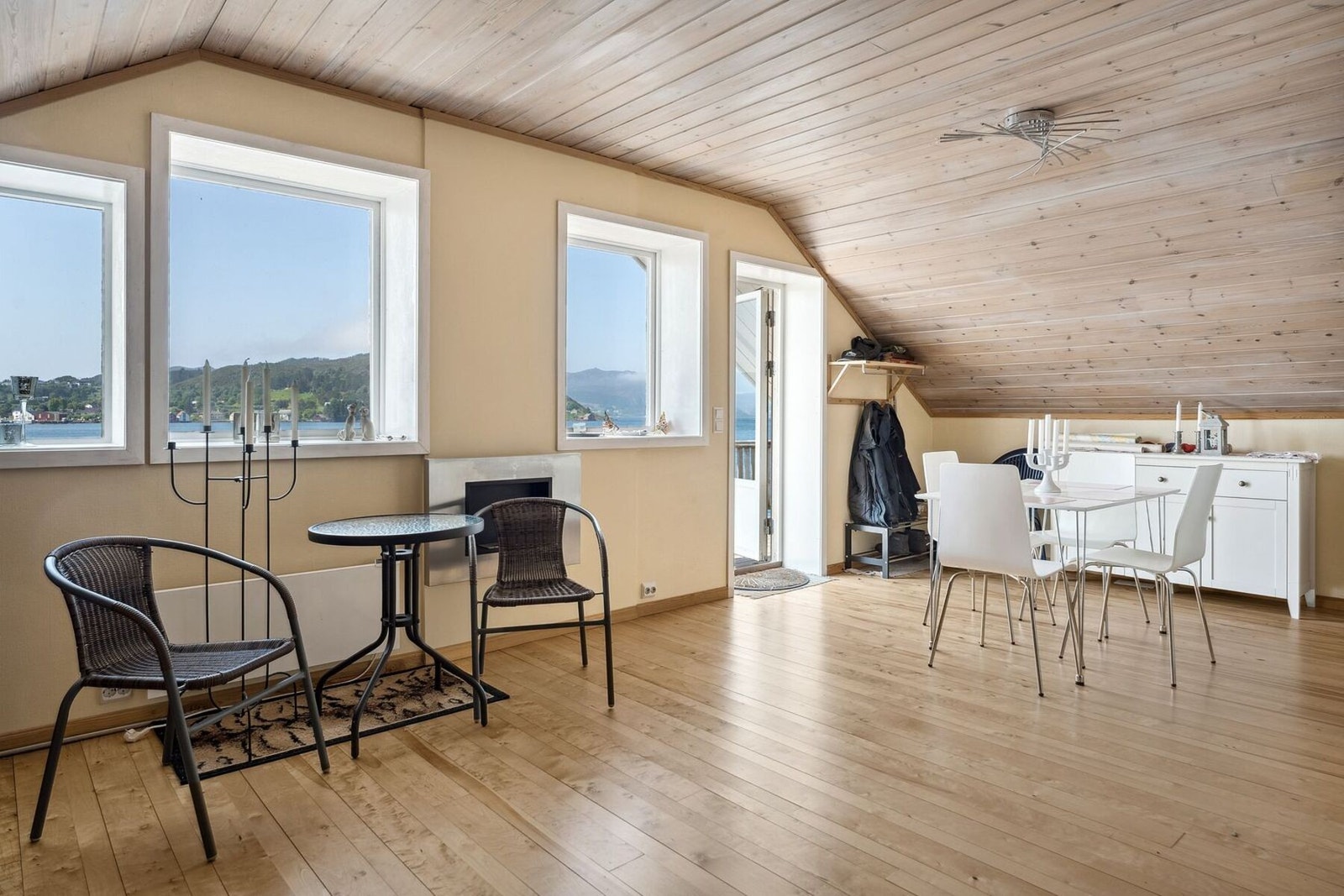 Romslig og lys stue med store vindusflater som slipper inn mye naturlig lys. Galleribilde