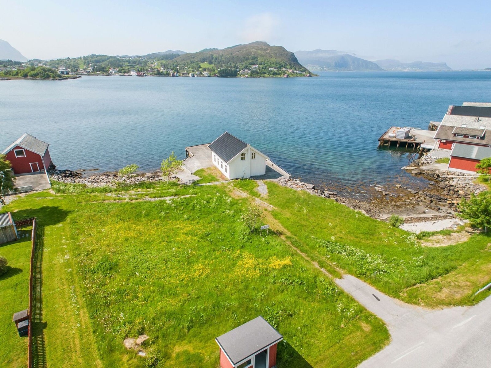 Idyllisk beliggenhet med sjøen som nærmeste nabo. Galleribilde