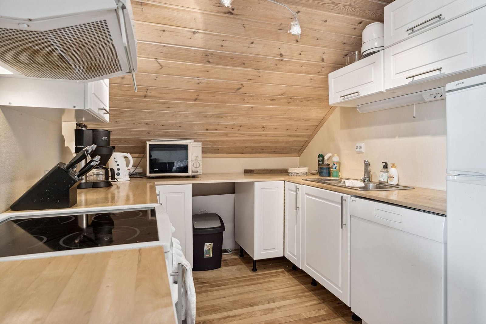 Lyst kjøkken med god skap- og benkeplass. Kjøkkenet er fra 2009. Galleribilde