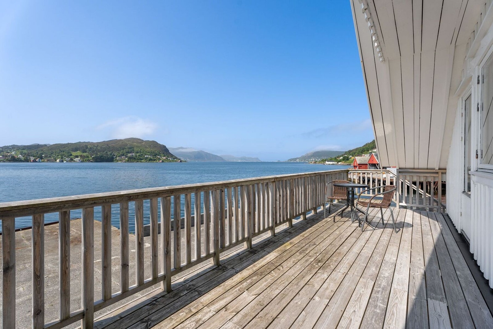 Fra stuen kommer du ut til en herlig veranda Galleribilde