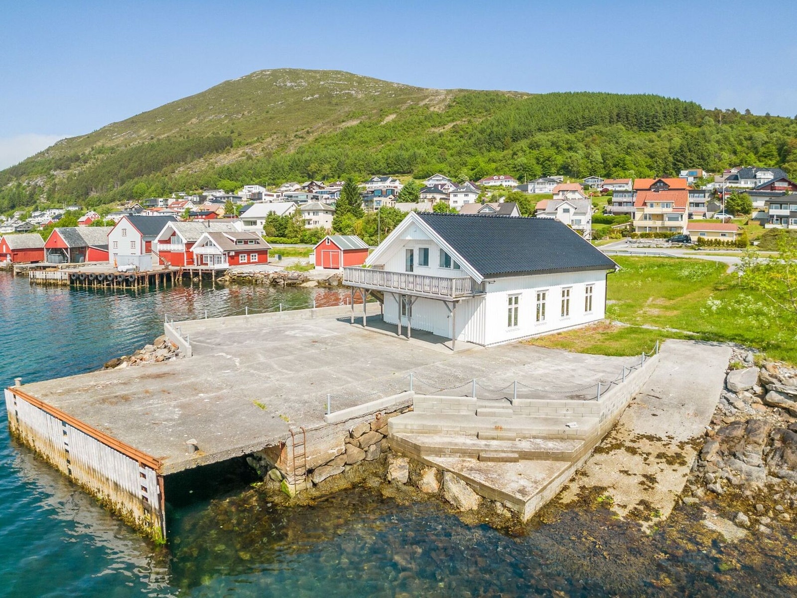 En flott rorbu/ fritidsbolig med fantastisk utsikt. Galleribilde