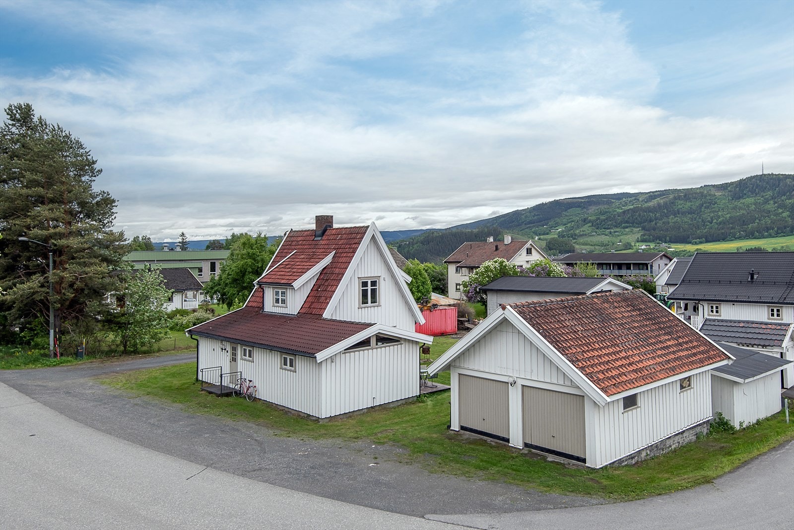 Enebolig med dobbelgarasje på relativt flat tomt. Galleribilde