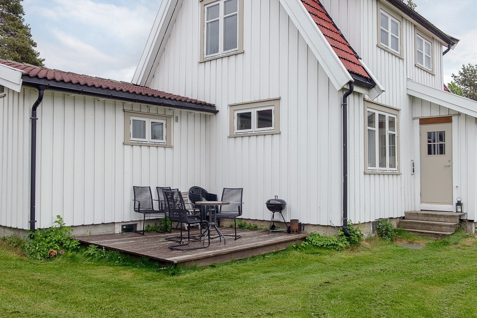 Fin terrasse med god plass til utemøbler. Galleribilde