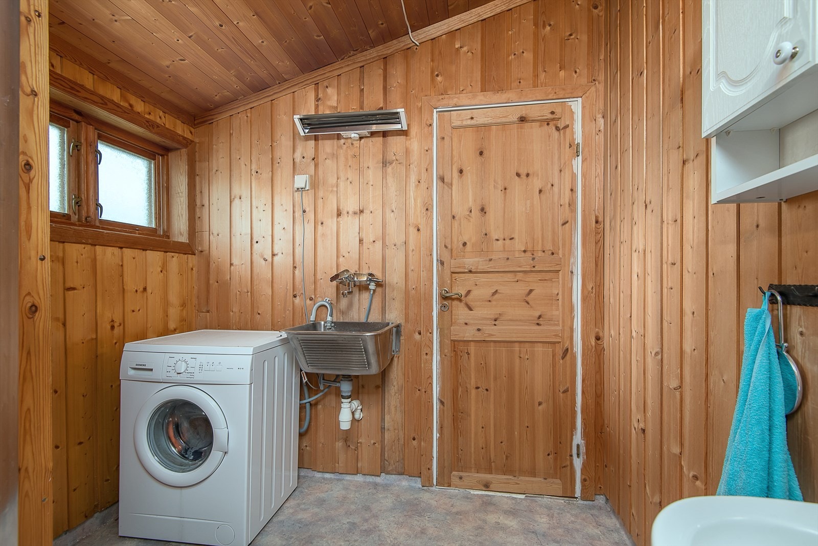 Badet har plass og opplegg for vaskemaskin. Galleribilde
