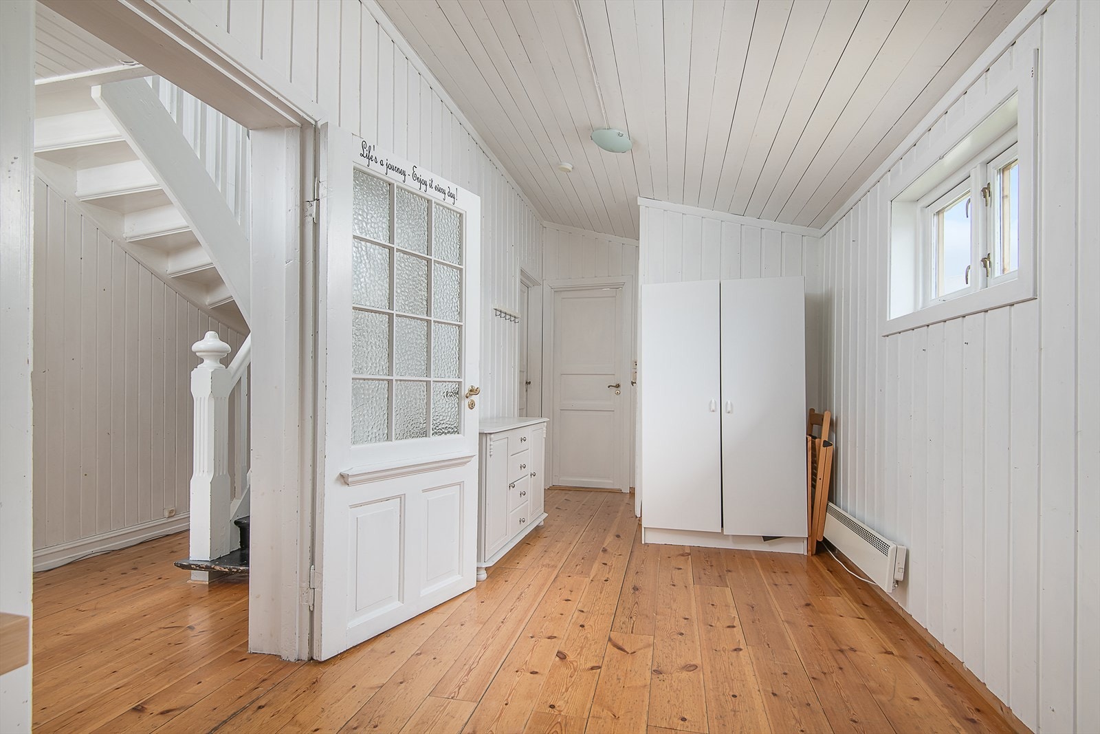 Fra boligens entré. God plass til å henge fra seg yttertøy. Galleribilde