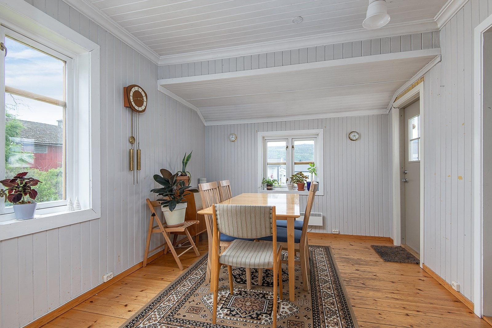 Fra spisestuen er det dør direkte ut mot hagen. Galleribilde