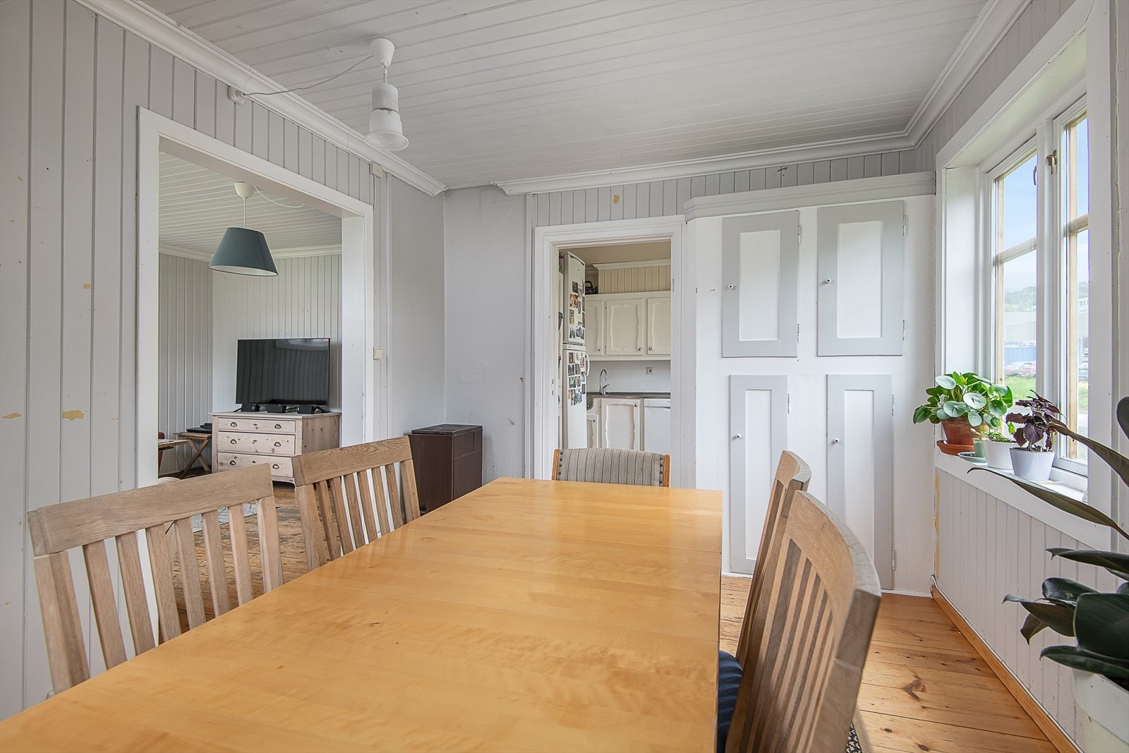 Fra spisestue er det videre adkomst til kjøkkenet. Galleribilde