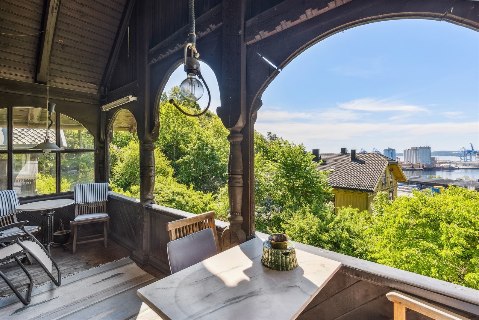 Beliggende i byggets toppetasje gjør at du kan nyte godt av flott utsyn mot fellesarealene og vakre Oslofjorden. Galleribilde