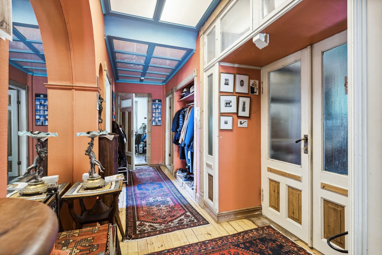 Romslig entré/hall med plass til å henge fra seg yttertøy og sette fra seg sko. Galleribilde