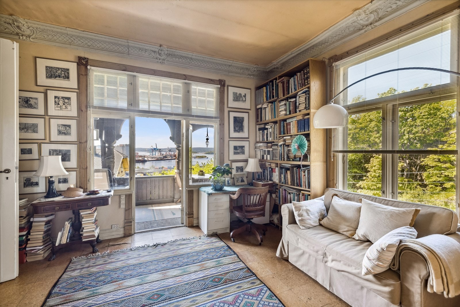 Boligen har store og luftige oppholdsrom, med store vindusflater som sikrer deg meget gode lysforhold! Galleribilde