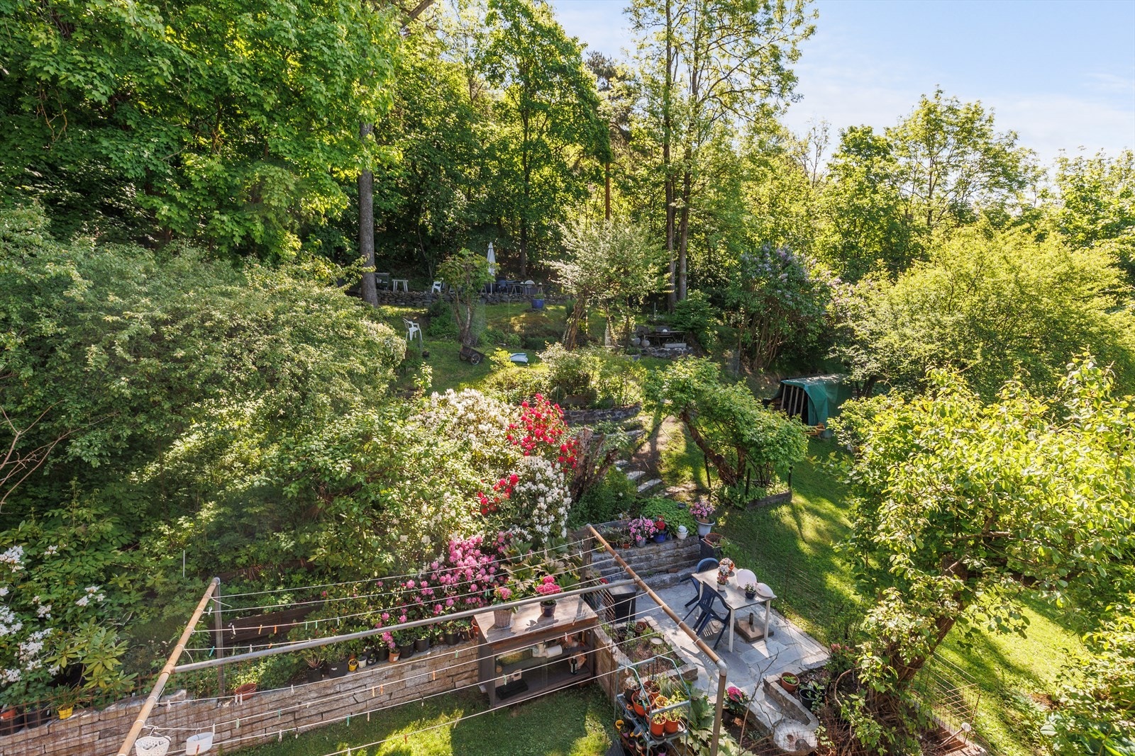 Flere sitteplasser gjør at du kan nyte godt av solen store deler av dagen. Galleribilde