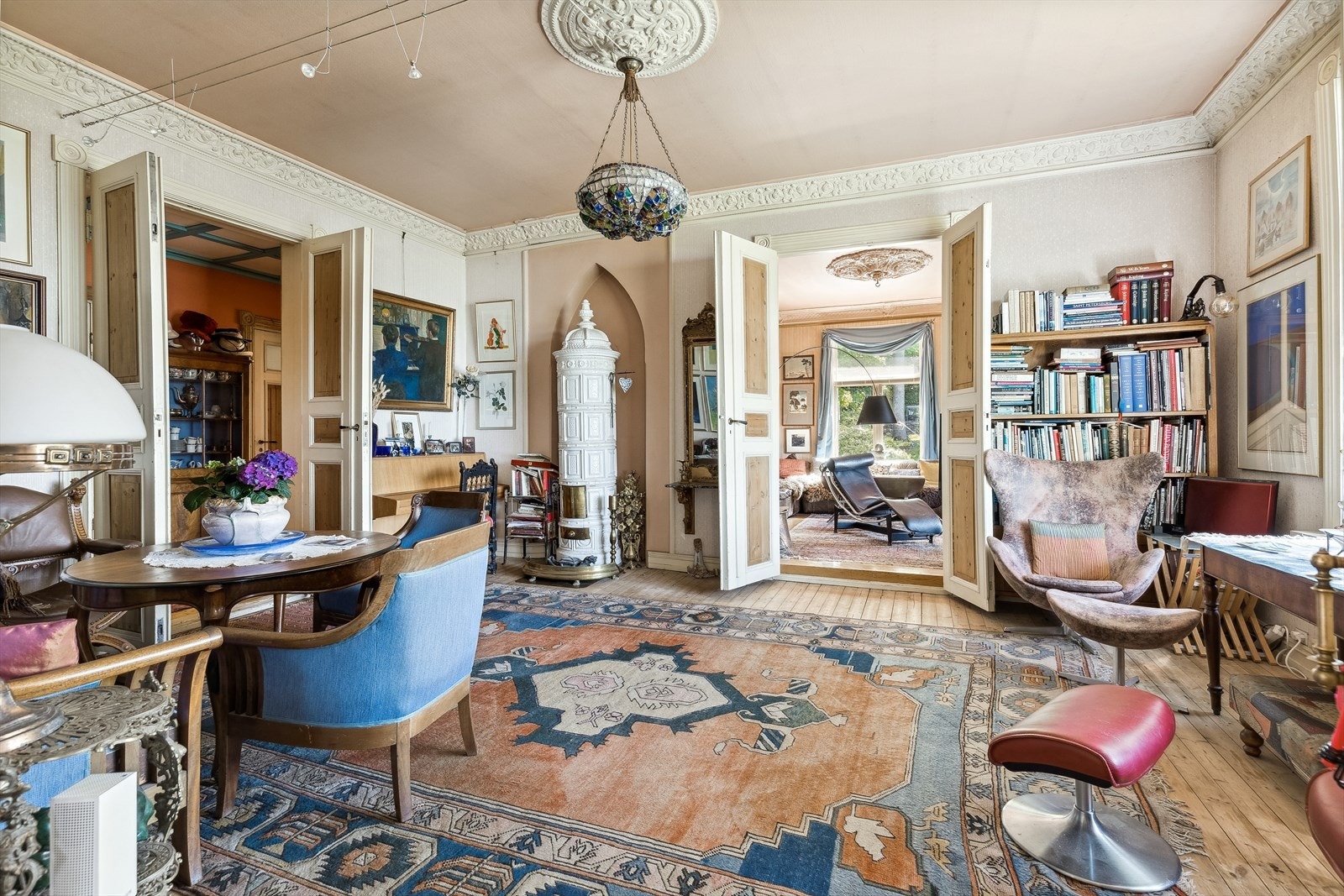 Boligen har et enormt potensiale! Her har du sjarmerende elementer som stukkatur, rosett, orignale fløydører og kakkelovn! Galleribilde