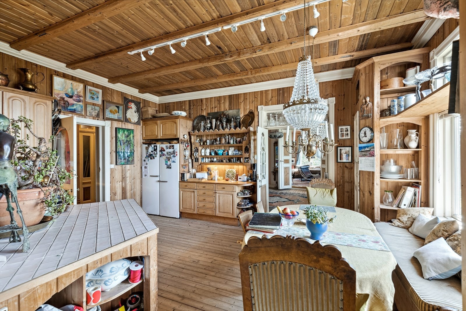 Adskilt kjøkkenavdeling med profilerte fronter og benkeplate i heltre. Galleribilde