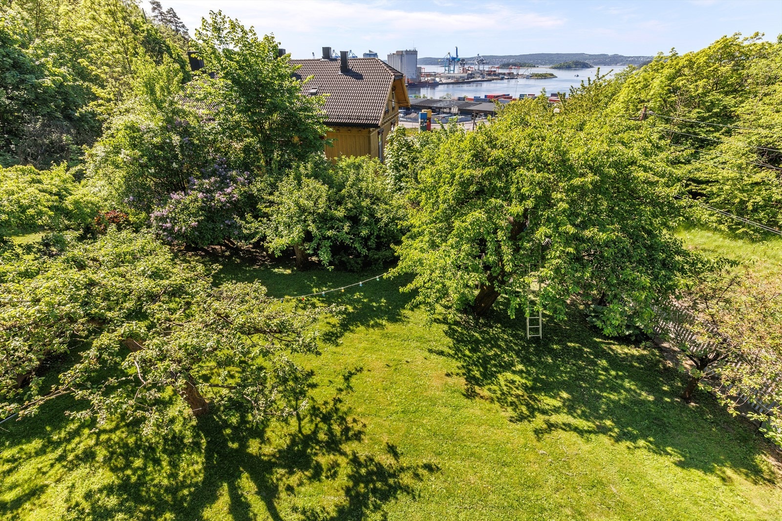 Leiligheten ligger usjenert og tilbaketrukket til med svært gode solforhold. Galleribilde