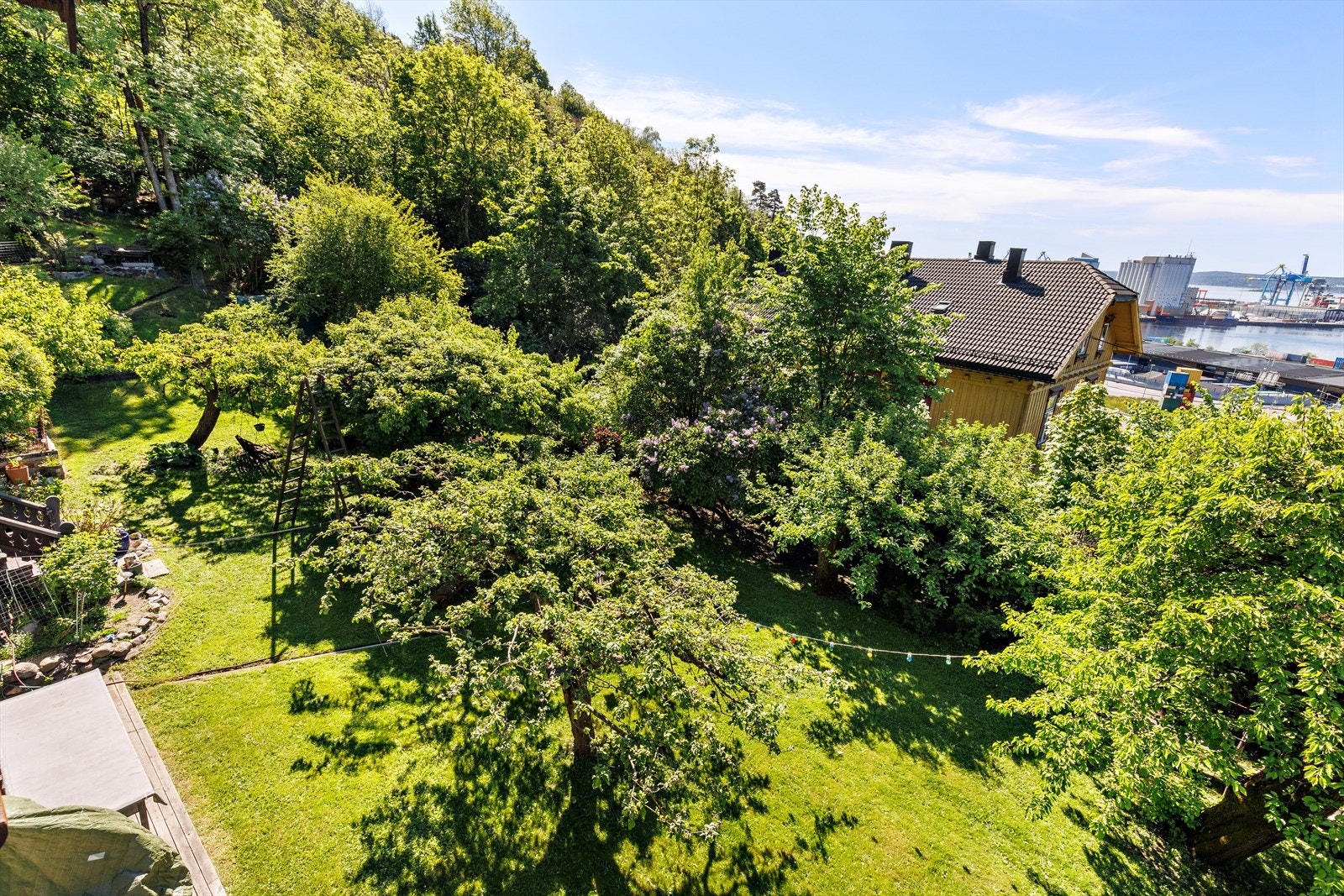 Svært trivelig og pent opparbeidet hage til felles bruk for seksjonseierne. Galleribilde