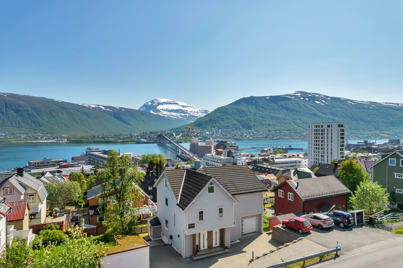Velkommen til Dramsvegen 39, en stor enebolig med utleie i øvre del av Tromsø sentrum