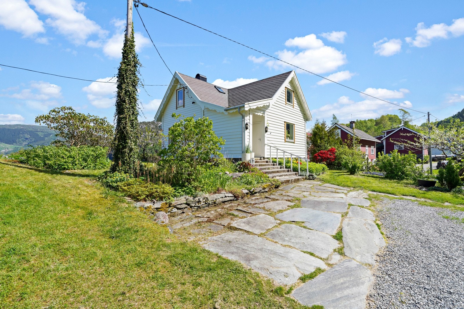 Bolighuset er opprinnelig fra ca. år 1900 med påbygg fra 1990-tallet Galleribilde