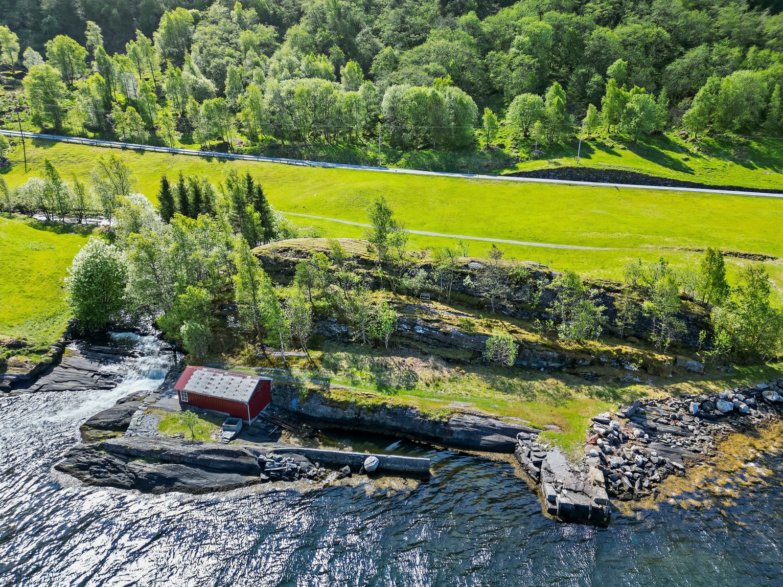 Nede ved fjorden har eiendommen to naust - det ene med molo og båtopptrekk Galleribilde