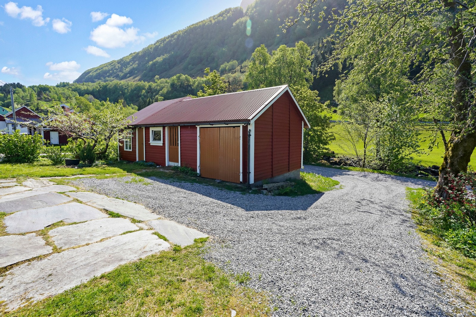 På tunet er det også et uthus / garasjebygg Galleribilde