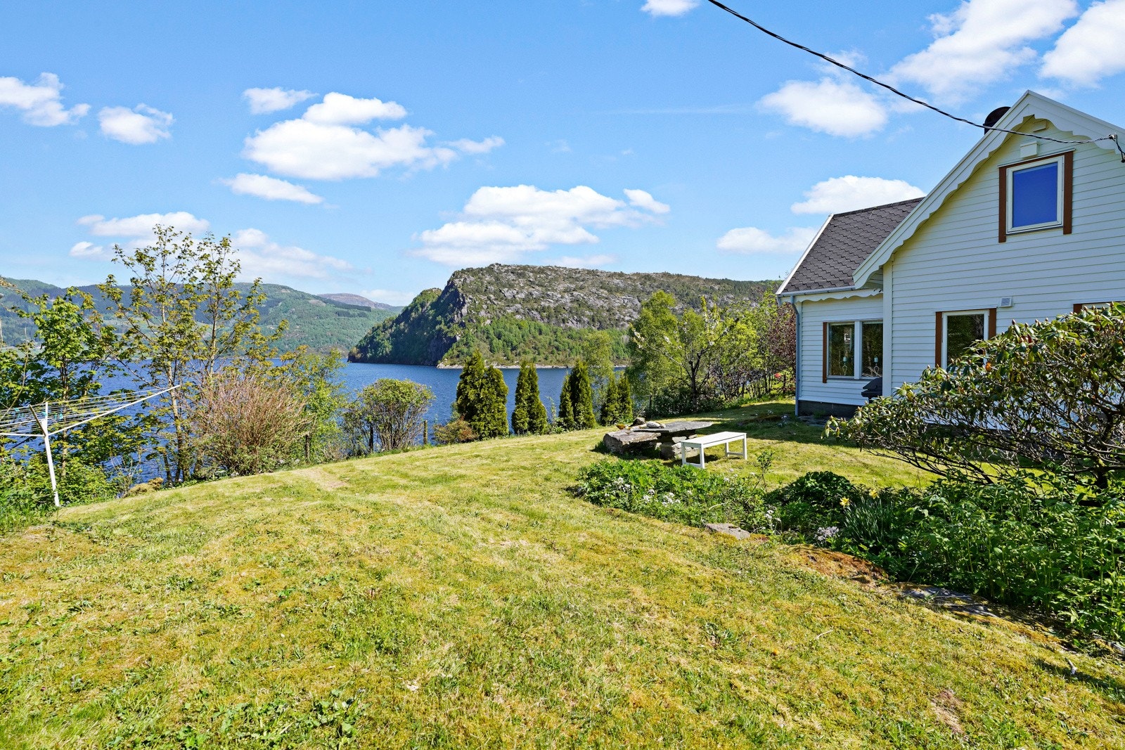 Tunet ligger fint til på et høydedrag over over fjorden Galleribilde