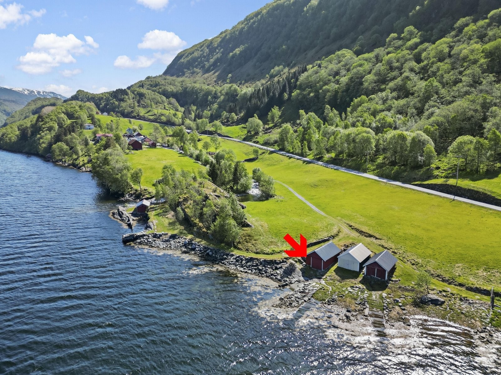 Naust nr.2 ligger i rekke med to andre naust (tilhører nabo) Galleribilde