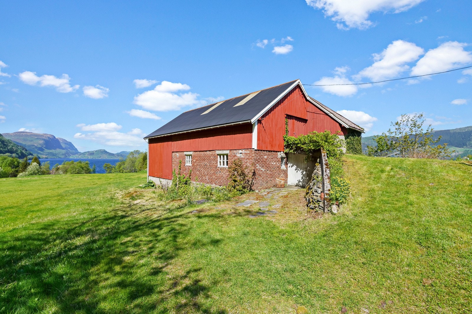 Det har ikke vært drift på bruket på flere år og fjøsbygningen er brukt som lager Galleribilde
