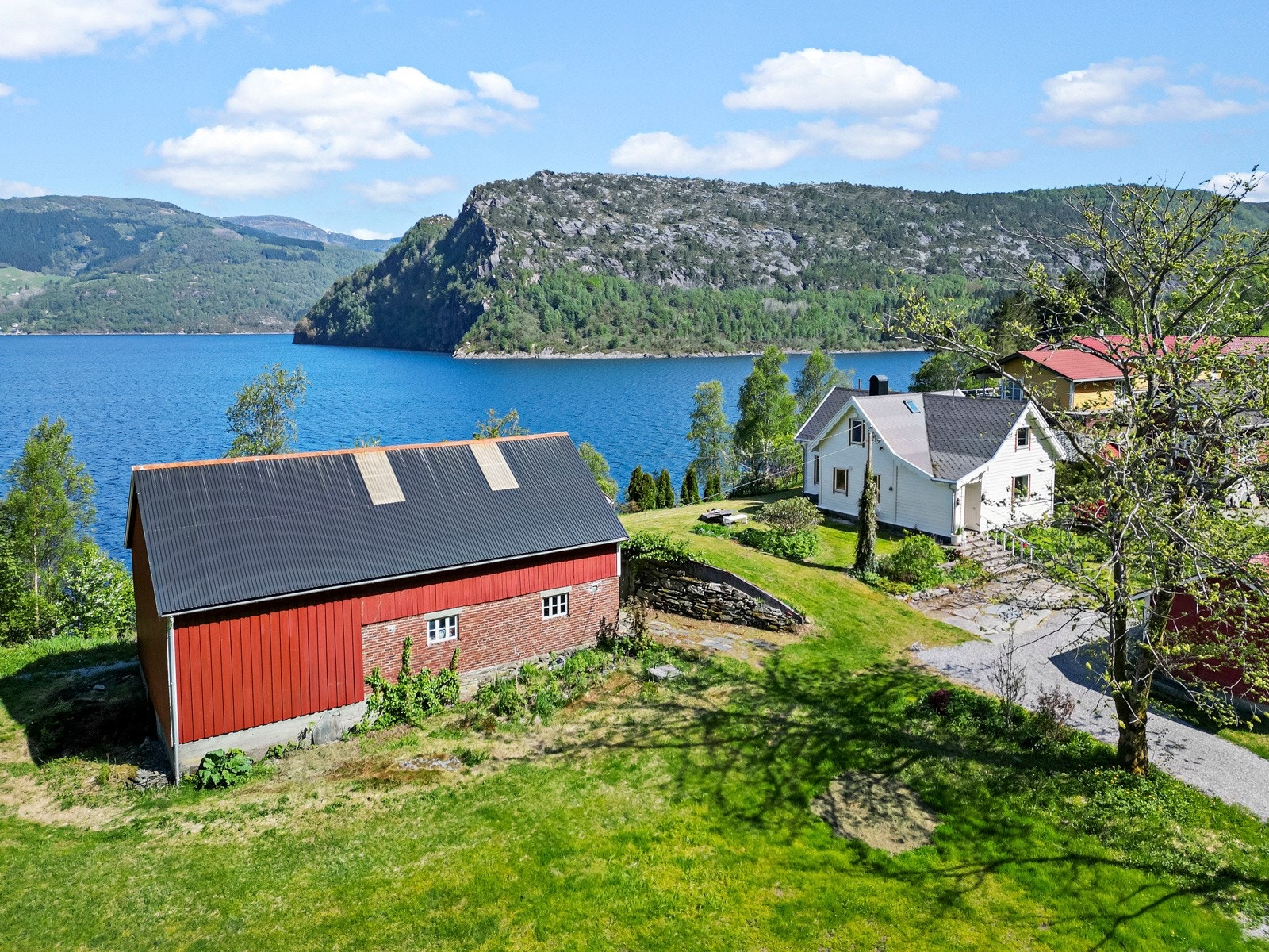 Eiendommen ligger fint til ved fjorden på Heilevang Galleribilde
