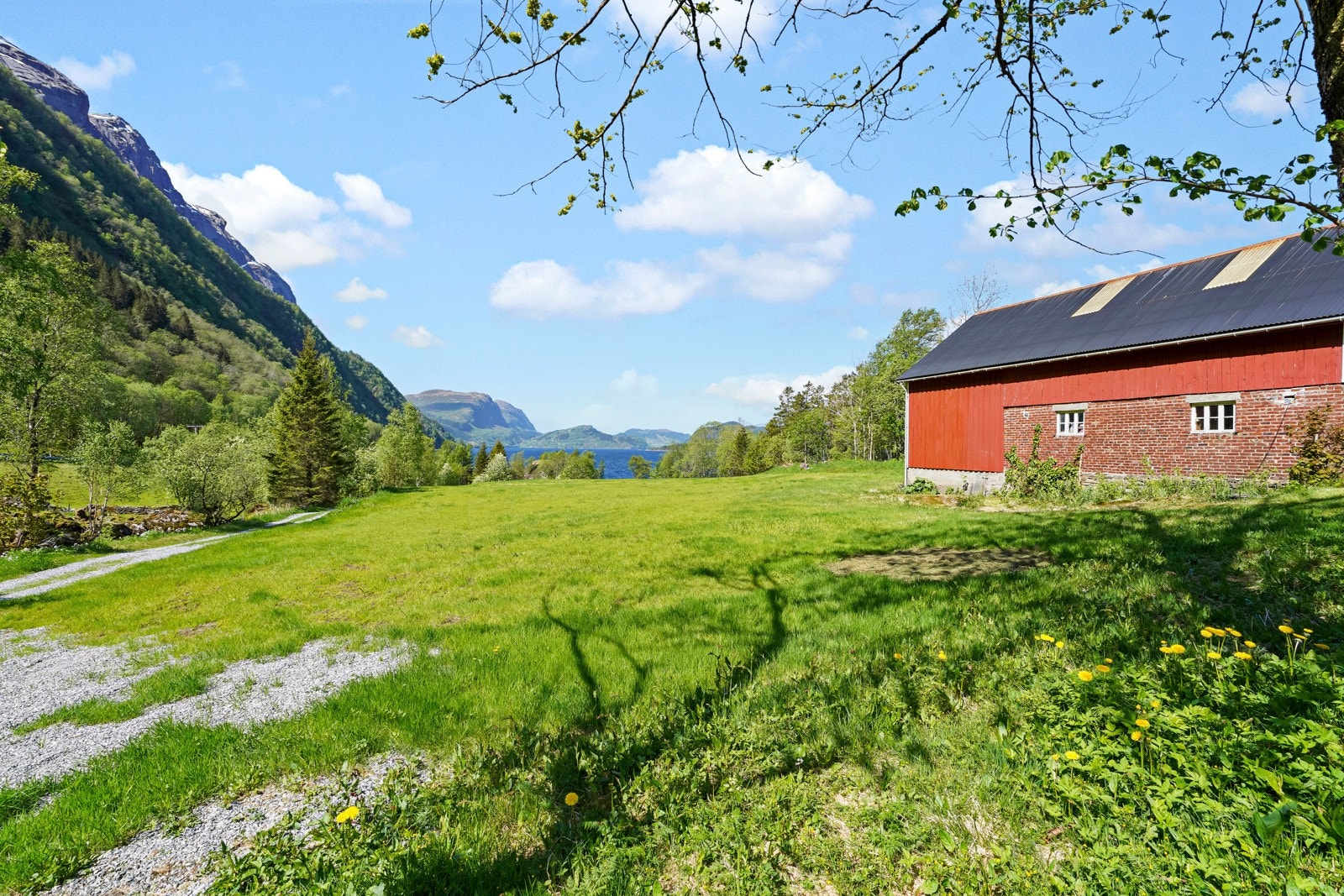 Eiendommen strekker seg fra tunet og ned til fjorden mot nord og vest Galleribilde