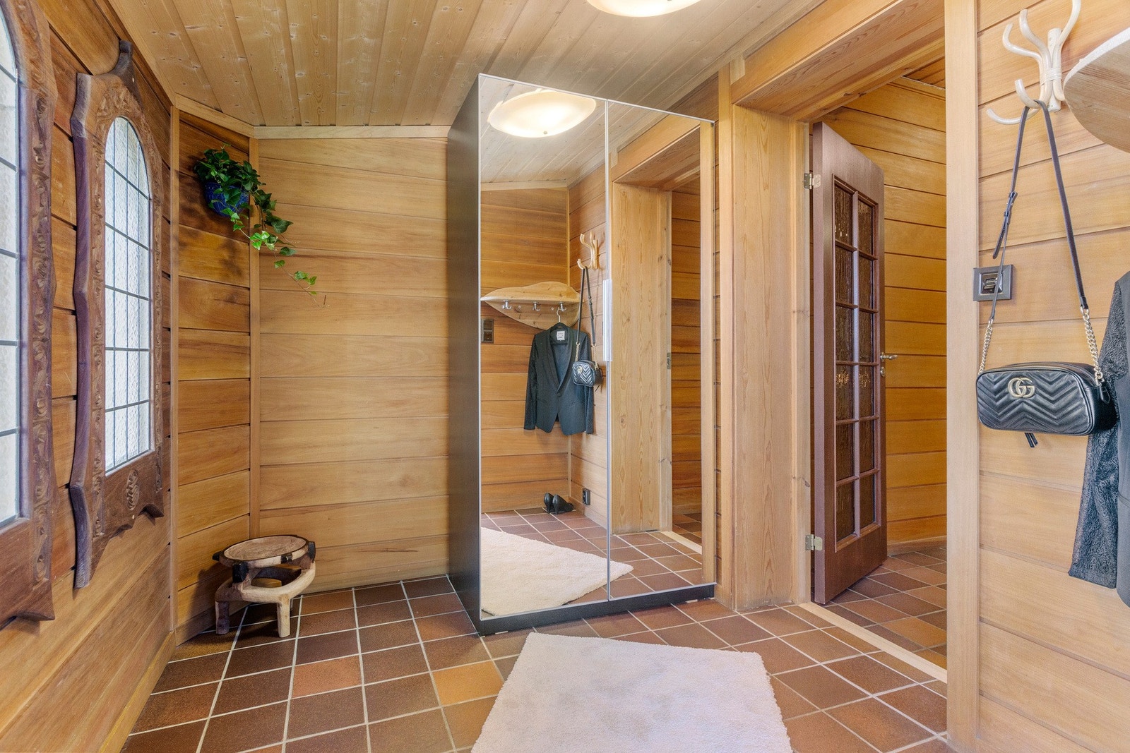I entreen er det god plass til garderobeskap samt oppheng til yttertøy. Galleribilde