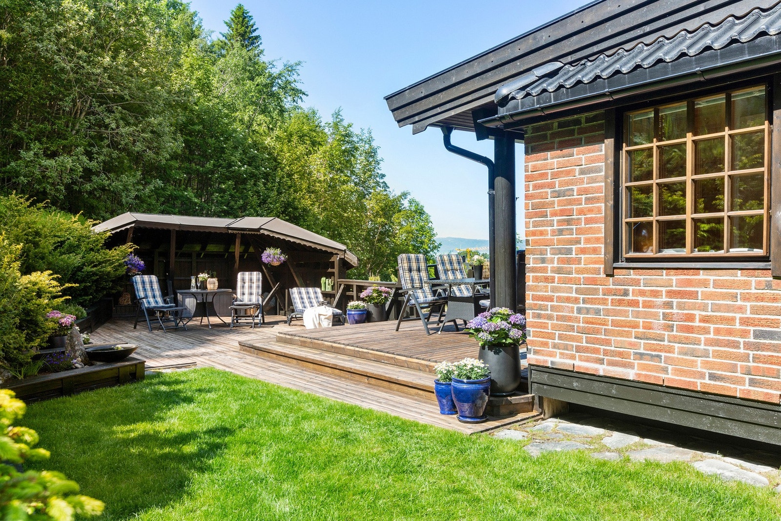 Terrassen blir som en forlengelse av stuen på gode sommerdager. Galleribilde