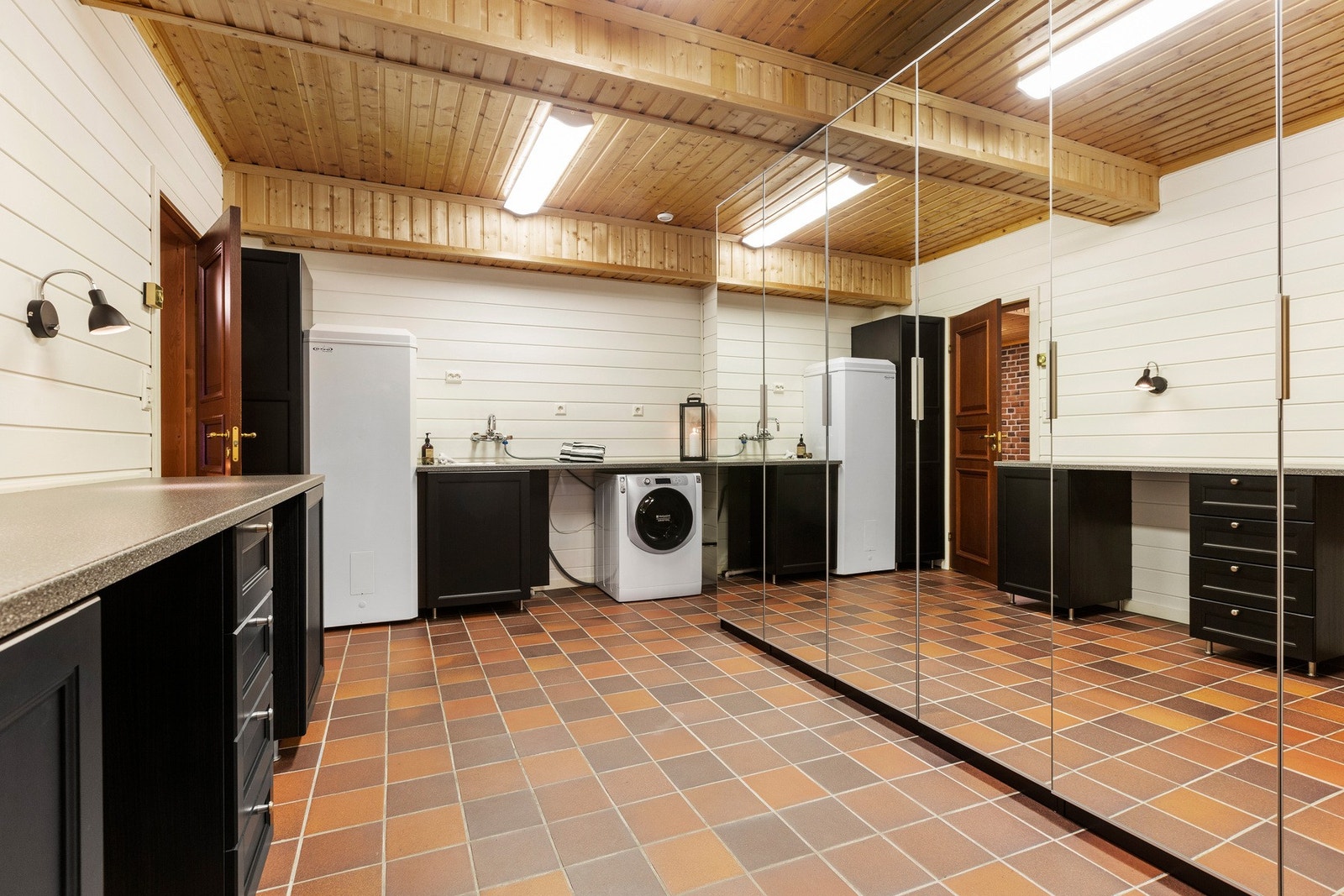 Vaskerommet er i overkant av 13 kvm og har flislagt gulv med varme. God benkeplass med utslagsvask samt store garderobeskap med speilfronter. Galleribilde