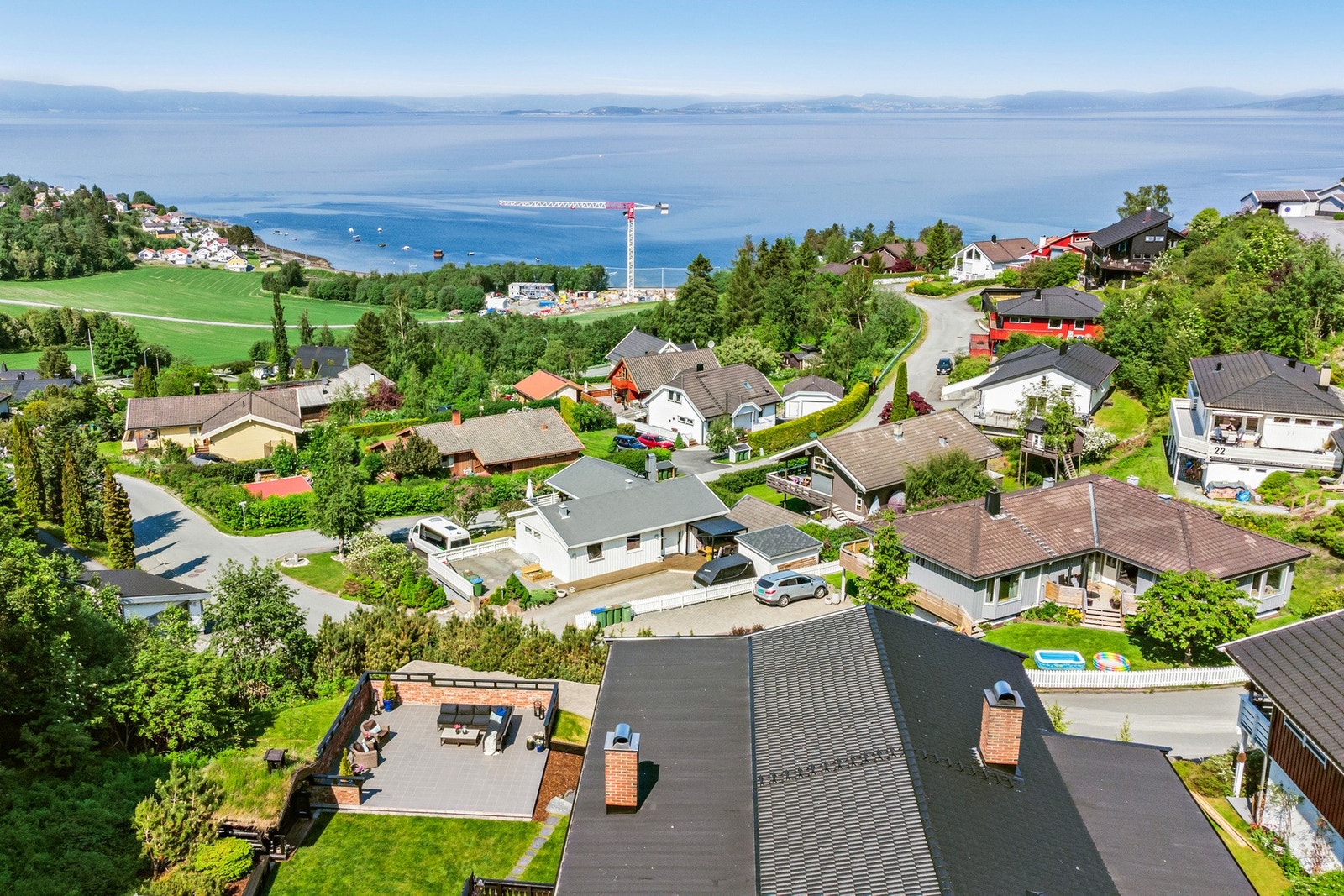 Her bor du i et stille og rolig boligområde med kort vei barnehager, skoler, dagligvarer, kollektiv transport og ikke minst til fin natur og strand. Galleribilde