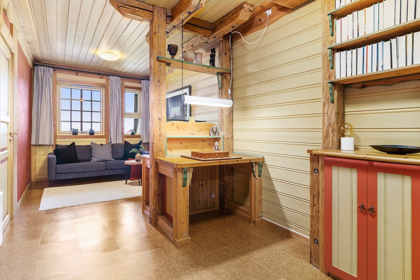 I tillegg til soverom og stue har boligen et romslig kontor i sokkeletasje. Galleribilde