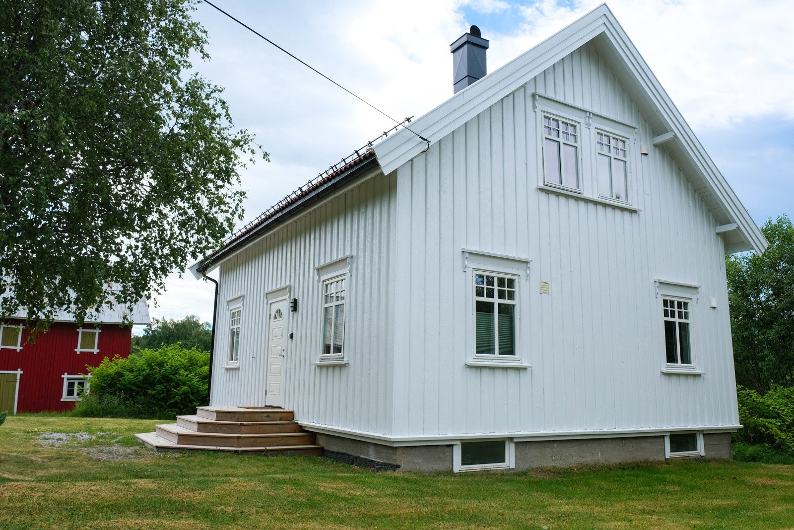Eiendommen er bebygd med våningshus og uthus Galleribilde
