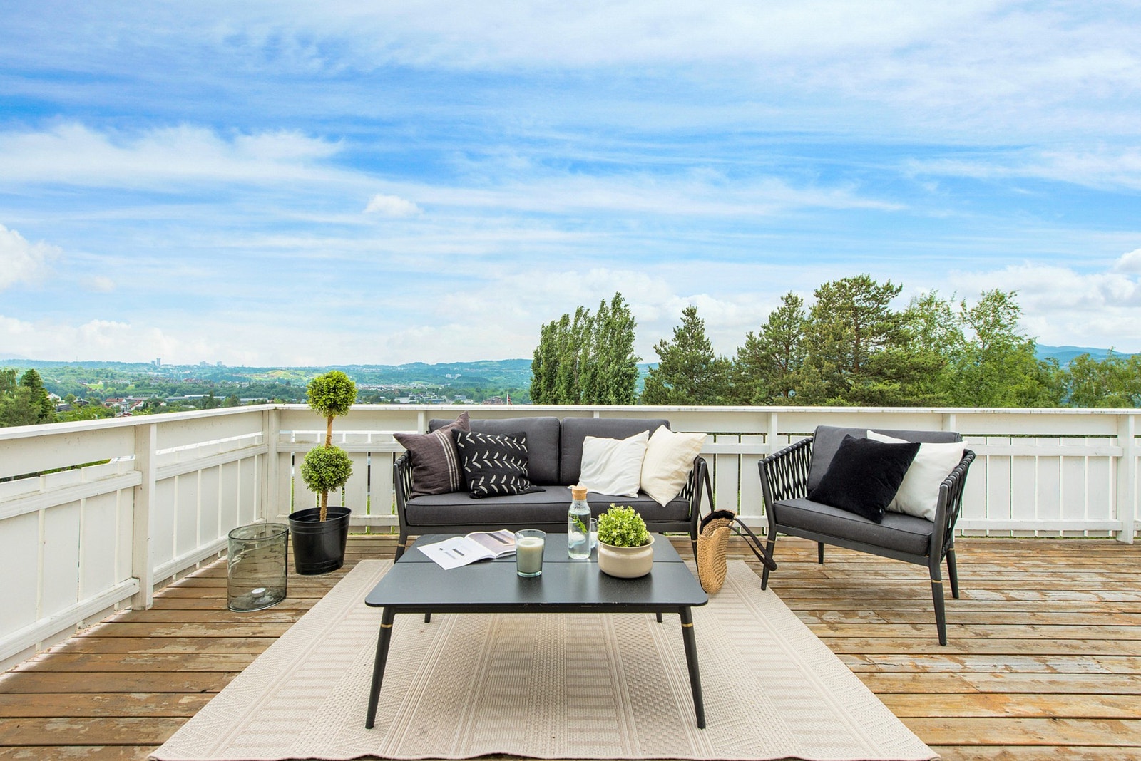 Fra stuen har man også tilgang til romslig terrasse. Galleribilde
