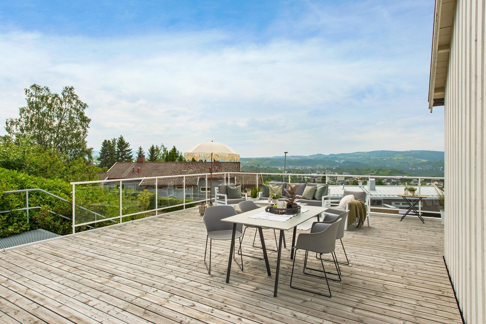 Perfekt uteområde for hyggelige måltider med familie og venner.. Galleribilde